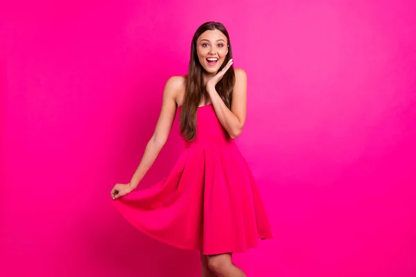 Retrato de ella ella atractiva hermosa hermosa alegre alegre sorprendida chica de pelo largo expresando deleite aislado sobre brillante brillo vivo vibrante rosa fucsia color fondo —  Fotos de Stock