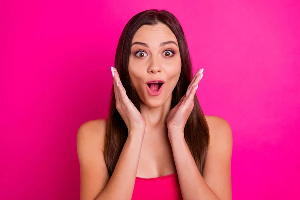 Closeup foto de senhora bonita com incrível cabelo longo olhando com a boca aberta na venda preços desgaste brilhante off-ombros top isolado vívido cor de fundo rosa — Fotografia de Stock