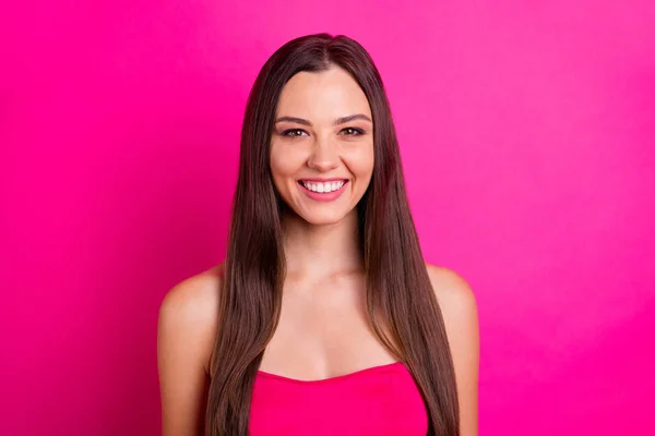 Szekrény fotó csinos hölgy elképesztő hosszú frizura és bájos mosoly viselni elég off-váll felső elszigetelt élénk rózsaszín szín háttér — Stock Fotó