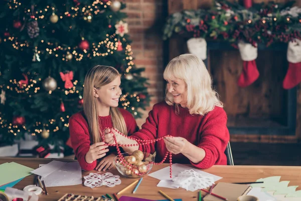 Porträtt av trevlig attraktiv kreativ inspirerad glad glad glad glad mormor pre-teen barnbarn lärande undervisning skapa festlig inredning på dekorerad industriell tegel trä loft stil interiör rum hus — Stockfoto