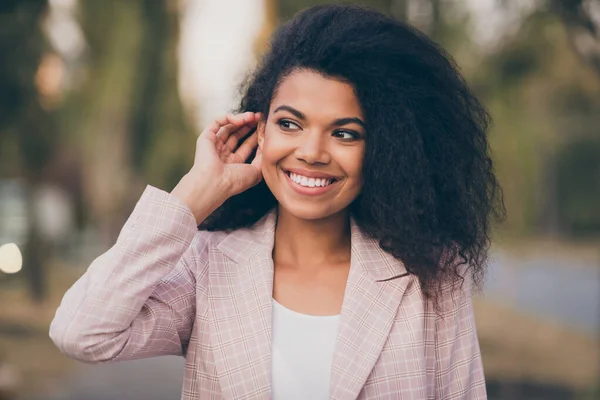 Photo of amazing pretty dark skin lady flört rögzítő haj lásd jóképű srác tölti hétvégén séta zöld park kívül arany ősz időjárás szezon viselet kabát — Stock Fotó