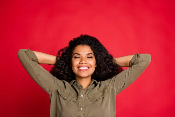 Foto de onda encaracolado alegre positivo agradável namorada muito doce sonhando com seu futuro bem sucedido sorrindo mentalmente deitado segurando a cabeça com as mãos isoladas fundo cor vibrante — Fotografia de Stock