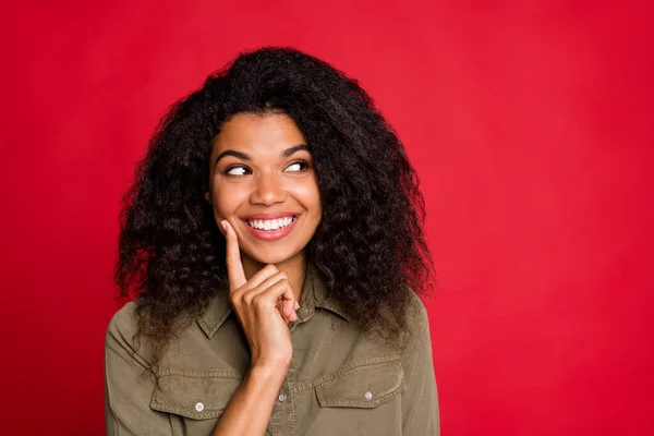 Foto de alegre positivo bonito agradável encantador bela namorada atraente olhando para o espaço vazio sorrindo toothily vestindo camisa isolada cor viva fundo — Fotografia de Stock