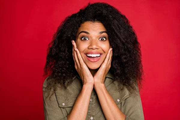 Retrato de alegre positivo bonito agradável muito doce encantador namorada vendo vendas começou a sorrir alegremente se divertindo isolado cor vibrante fundo — Fotografia de Stock