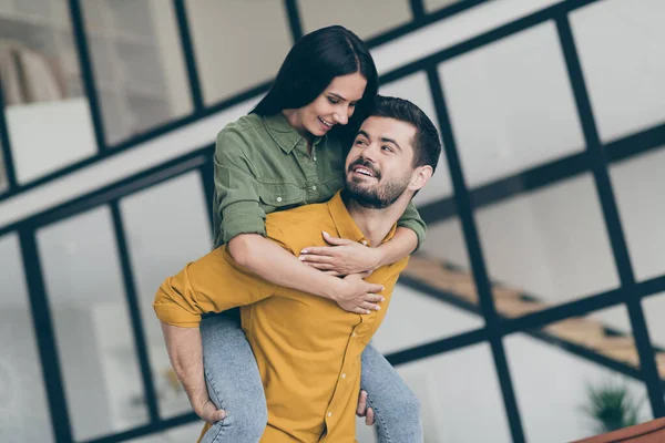 Foto de recién casado marido chico y su esposa dama sosteniendo a cuestas llevar novia a nuevo comprado piso hipoteca moderna inesperada boda sorpresa desgaste ropa casual —  Fotos de Stock