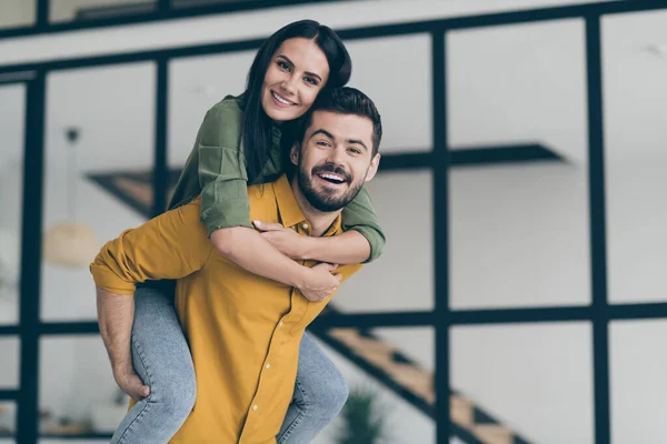 Acabo de casarme. Foto de guapo marido chico y su esposa dama emocionado de comenzar la luna de miel en la casa de campo moderna plana celebración a cuestas desgaste ropa casual —  Fotos de Stock