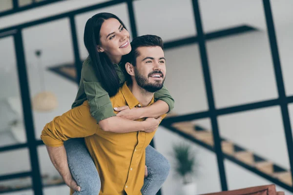 Yakışıklı koca ve karısının fotoğrafı modern tarzda yeni bir hayata başlamak için heyecanlılar. İç daire, sırt üstü yatma pozisyonu. Günlük kıyafetler giy. — Stok fotoğraf