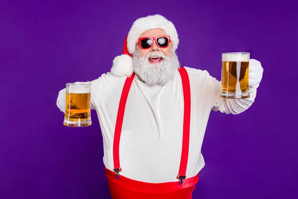 Portret miły pijany wesoły wesoły wesoły zadowolony brodaty gruby Santa zabawy oferując picie piwa klub bar odizolowany na jasny żywy połysk żywy fioletowy liliowy tło — Zdjęcie stockowe