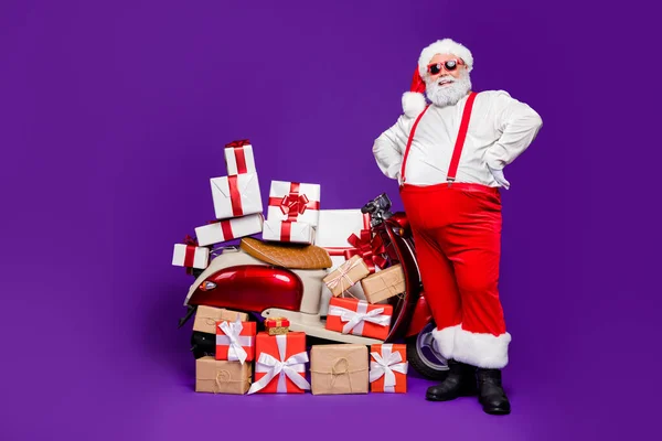 Şişman Noel Baba 'nın yeni yıl hediye kutularıyla çekilmiş tam boy fotoğrafı. Düşük satış fiyatları öneriyor. Güneş gözlüğü takıyor. — Stok fotoğraf