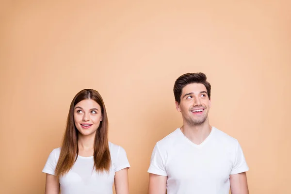 Portret van hem hij haar zij mooi aantrekkelijk mooi nieuwsgierig vrolijk slim slim intelligent paar dragen wit t-shirt creëren oplossing leren geïsoleerd over beige pastel kleur achtergrond — Stockfoto