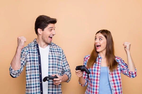 Foto van witte vrolijke positieve mooie stijlvolle trendy paar van twee mensen spelen playstation met joysticks hebben gewonnen spel spelen in team geïsoleerde beige pastel kleur achtergrond — Stockfoto