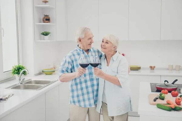 Retrato de adorável avó avô pessoas segurar mão bebida olhar sentimentos ligação stand cozinha sala de luz dentro de casa — Fotografia de Stock