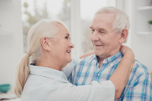 Foto de dos personas bastante ancianas par sentimientos baile lento aniversario celebración de vacaciones cómodo piso interior — Foto de Stock