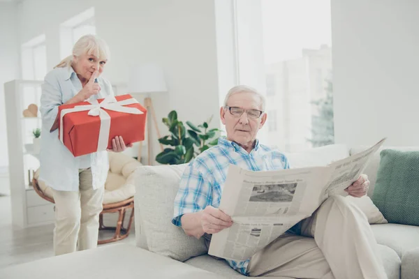 Porträtt av henne hon hans två fina attraktiva vackra glada muntra människor Granny redovisade stora stora romantiska gåva för morfar i ljus vit interiör Living-Room House — Stockfoto