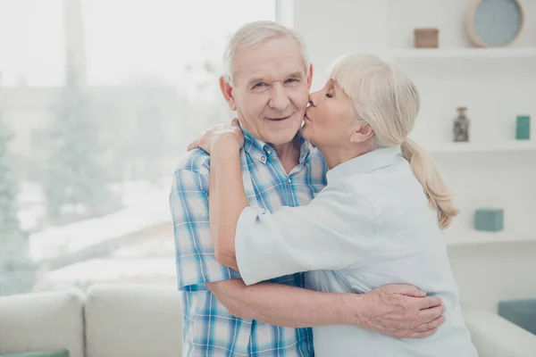 Retrato de dos agradable atractivo dulce dulce suave alegre alegre soñador pacífico vida parejas almas gemelas abrazos besos afecto sentimientos fecha en blanco claro interior casa — Foto de Stock