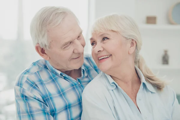 Foto de dos personas muy ancianas par piggyback familia retrato sentimientos mirada ojos confortables apartamentos en el interior —  Fotos de Stock