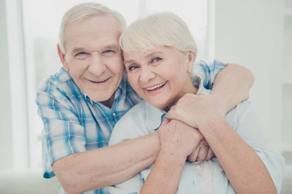 Primer plano retrato de ella ella su él dos agradable atractivo dulce tierno alegre alegre alegre vida socios almas gemelas abrazo pasar tiempo en blanco claro interior casa —  Fotos de Stock