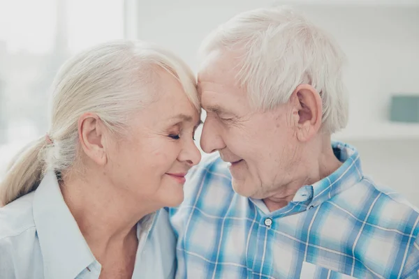 Primer plano retrato de ella ella su él dos agradable atractivo amable dulce dulce suave alegre tranquilo tranquilo cariñoso cónyuges abrazándose en blanco claro salón interior interior — Foto de Stock