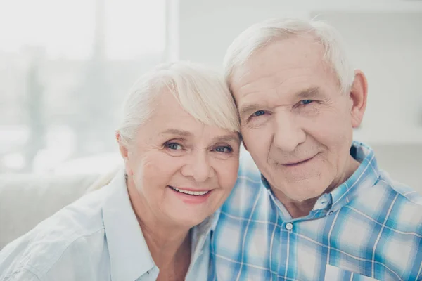 Foto de dos personas muy ancianas par cabezas inclinadas retrato de la familia cómodo piso interior —  Fotos de Stock