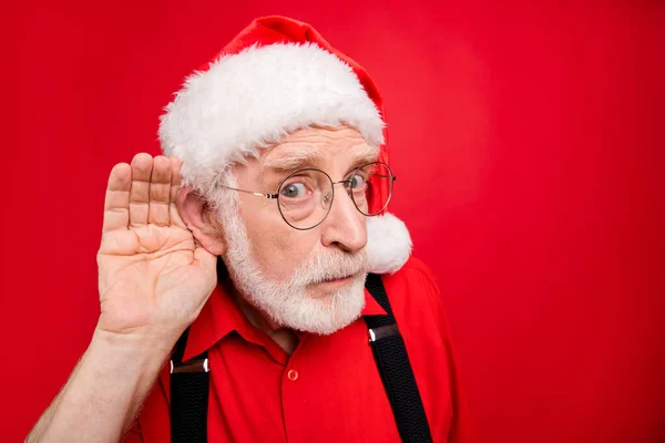 Close-up retrato dele ele agradável sério suspeito barbudo Papai Noel tentando ouvir o que você diz falar dizer isolado sobre brilhante vivo brilho vibrante fundo vermelho — Fotografia de Stock