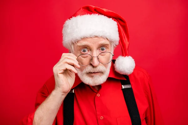 Retrato de cerca de su agradable asombrado sorprendido serio se preguntó barbudo Santa Claus omg poniendo especificaciones aisladas sobre brillante brillo vivo vibrante fondo rojo —  Fotos de Stock