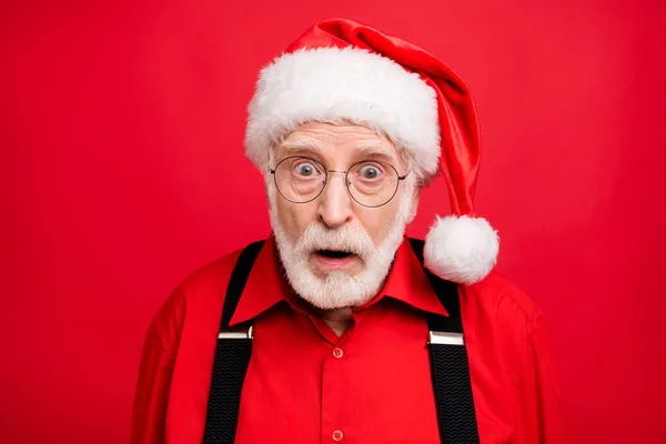 Close-up portret van zijn hij mooie sprakeloos verbluft verbaasd bebaarde kerstman geopende mond reactie omg geïsoleerd over helder levendig glans levendige rode achtergrond — Stockfoto