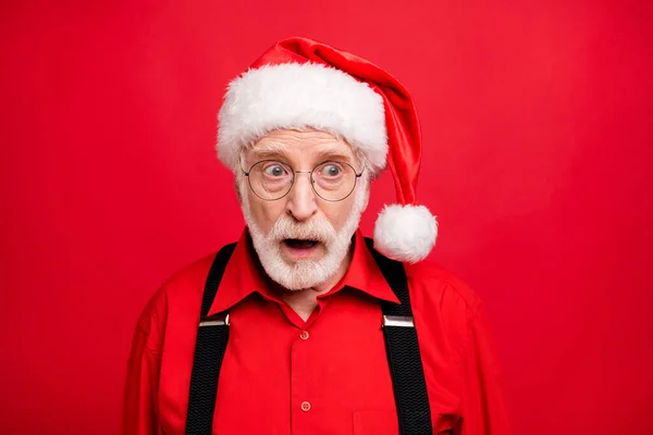 Close-up portret van zijn hij mooi sprakeloos verbluft baard kerstman geopend mond kijken opzij vreemd idee geïsoleerd over helder levendig glans levendige rode achtergrond — Stockfoto
