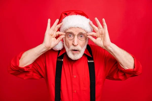 Close-up portret van zijn hij mooi verbaasd verbluft sprakeloos baard Kerstman tonen omg uitdrukking aanraken specs kijken geïsoleerd over helder levendig glans levendig rood achtergrond — Stockfoto