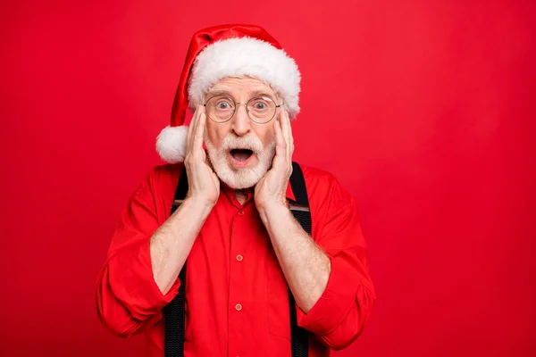Close-up retrato do seu ele agradável espantado atordoado alegre alegre feliz barbudo Santa mostrando expressão omg isolado sobre brilhante brilho vívido vibrante fundo vermelho — Fotografia de Stock