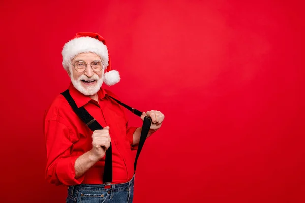 Porträtt av hans han trevlig trendig rolig glad glad glad skägg jultomten dra hängslen har kul kopia utrymme isolerad över ljusa levande glans levande röd bakgrund — Stockfoto