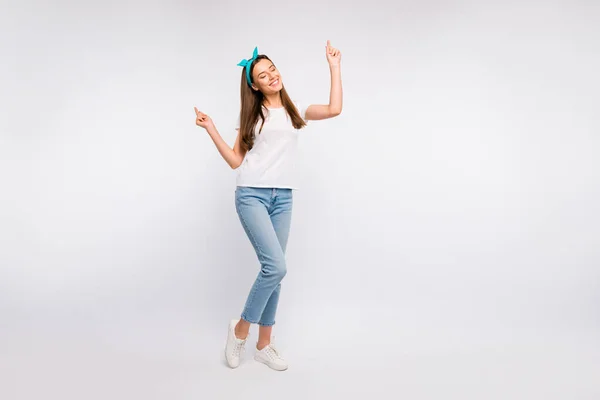 Foto de longitud completa de alegre chica positiva divertirse en el evento de la fiesta de verano danza levantar los dedos usar ropa de estilo casual aislado sobre fondo de color blanco — Foto de Stock