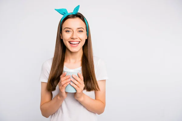 Ritratto di positivo allegra ragazza funky tenere tazza con bevanda calda caffeina divertirsi con gli amici in caffè indossare abito alla moda isolato su sfondo di colore bianco — Foto Stock