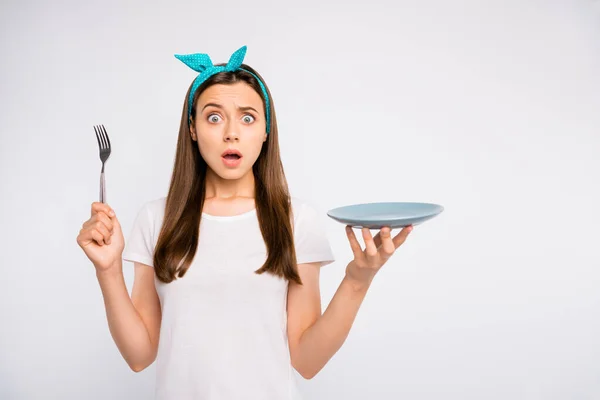 Närbild porträtt av henne hon trevlig attraktiv härlig orolig frustrerad flicka håller i handflatan tom platta gaffel ingenting ätbar produkt isolerad över ljus vit färg bakgrund — Stockfoto