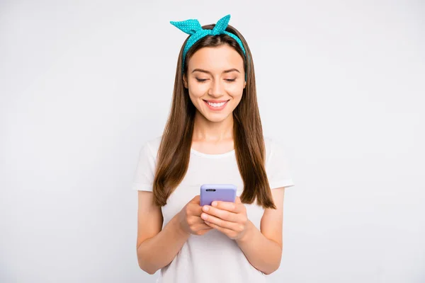 Porträt von positiven fröhlichen Mädchen verwenden ihr Smartphone im Chat mit ihren Freunden senden SMS-Nachrichten auf Social Network-Konto tragen lässigen Stil Outfit isoliert über weißem Hintergrund — Stockfoto