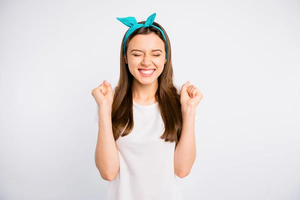 Ritratto di ragazza estatica con gli occhi chiusi alzare i pugni attendere il suo regalo il compleanno anniversario indossare stile casual isolato su sfondo di colore bianco — Foto Stock