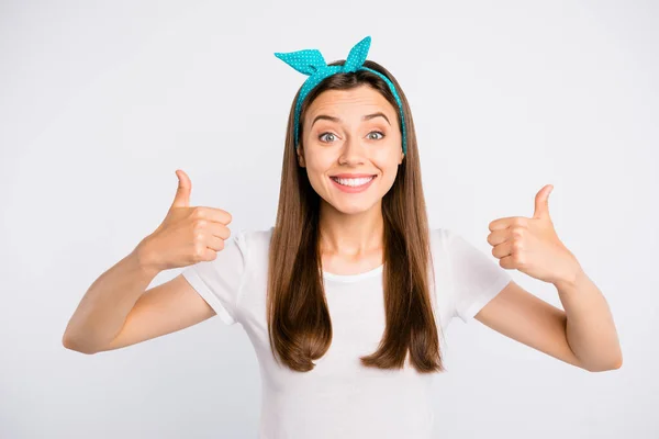 Ritratto di allegro funky ragazza promoter spettacolo pollice in su suggerire selezionare eccellenti annunci perfetti indossare abiti stile casual isolato su sfondo di colore bianco — Foto Stock