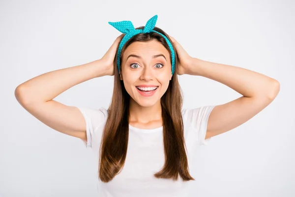 Retrato de menina louca surpreso ouvir ouvir notícias incríveis sobre o verão primavera pechincha sentir regozijar emoções gritar wow omg desgaste roupa elegante isolado sobre fundo de cor branca — Fotografia de Stock