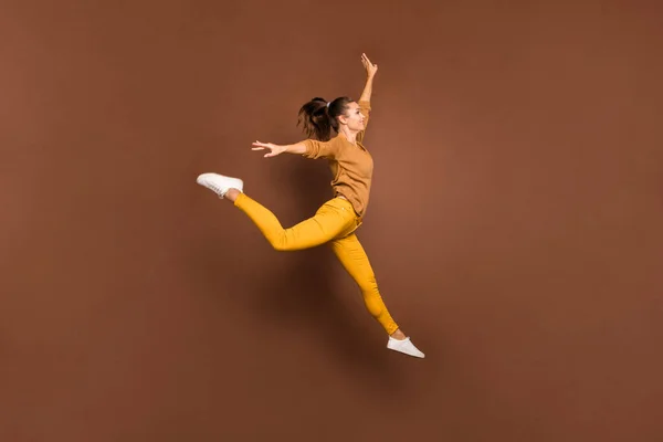 全长体形照片欢快可爱迷人迷人迷人的年轻舞蹈家像专业芭蕾舞演员一样舞姿奔放的侧面轮廓孤零零的棕色粉红背景 — 图库照片