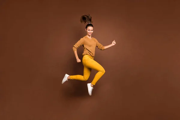 Longitud completa tamaño del cuerpo foto de alegre lindo bonito encantador dulce novia joven saltando corriendo hacia el centro comercial para las ventas aisladas sobre fondo de color pastel marrón —  Fotos de Stock