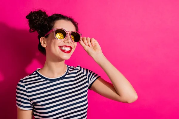 Close-up ritratto di lei lei bella attraente bella amabile sognante allegra allegra ragazza toccando specifiche anticipando vacanza isolata su brillante vivida lucentezza vivace rosa fucsia colore sfondo — Foto Stock