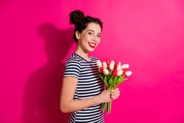 Otočené fotografie krásné pozitivní veselá dívka držet přírodní kytici tulipánů dárek pro 8-březen 14-únor na copyspace nosit ležérní styl oblečení izolované přes růžové barvy pozadí — Stock fotografie
