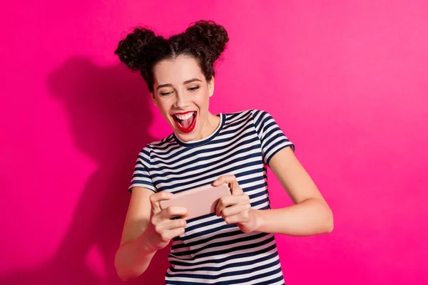 Retrato de menina louca funky usar seu celular jogar vídeo online andróide jogo de corrida de velocidade do carro sentir animado entusiasta desgaste primavera roupas elegantes isolado sobre cor rosa fundo — Fotografia de Stock