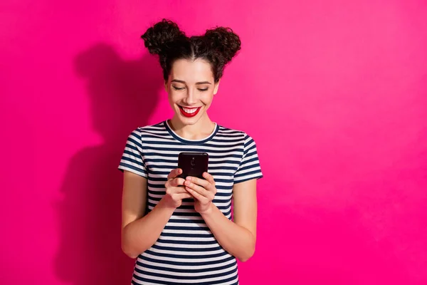 照片中快乐可爱迷人迷人的女朋友通过手机浏览被生动的芙桂花鲜艳的背景隔开的照片 — 图库照片