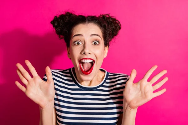 Närbild foto av glada söt trevlig charmig fascinerande flickvän chockad med ny information som mottagits isolerad över levande fuchsia färg bakgrund — Stockfoto