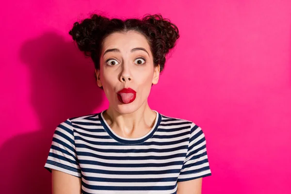 Foto von fröhlich niedlich schön lustig lächerlich urkomische Freundin neckt Sie zeigt Zunge aus Pomade Lippen isoliert über lebendige Fuchsia Farbe Hintergrund — Stockfoto