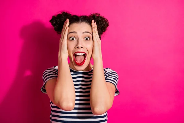 Foto de alegre linda y encantadora novia atractiva gritando gritando locamente usando camiseta a rayas isoalted sobre fondo de color fucsia vivo — Foto de Stock