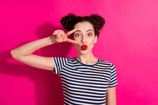 Photo of curly wavy cheerful nice cute sweet pretty charming girlfriend showing you v-sign kissing you with lips in bright red pomade isolated over fuchsia vivid color background — Stock Photo, Image