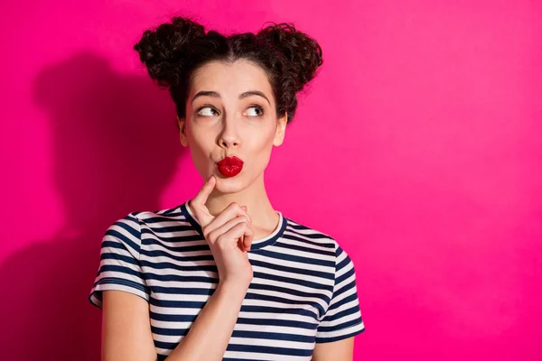 Foto de bonito encaracolado encantador fascinante agradável muito doce jovem beijando você wearig listrado t-shirt isolado sobre fuchsia cor viva fundo — Fotografia de Stock