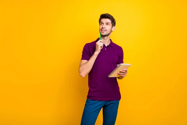 Retrato de su agradable chico concentrado enfocado mente atractiva creando notas libro de ejercicios aislado sobre brillante brillo vivo vibrante color amarillo fondo — Foto de Stock