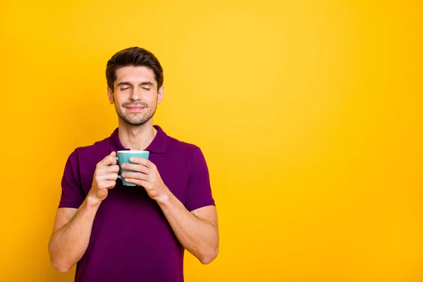 Porträtt av hans han trevlig attraktiv drömmande fridfull kille luktar bra espresso morgon arom isolerad över ljusa levande glans levande gul färg bakgrund — Stockfoto